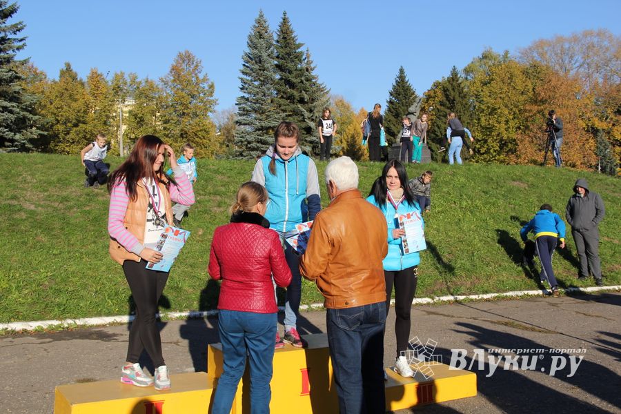 Легкоатлетический осенний кросс прошел в Великих Луках (фоторепортаж)