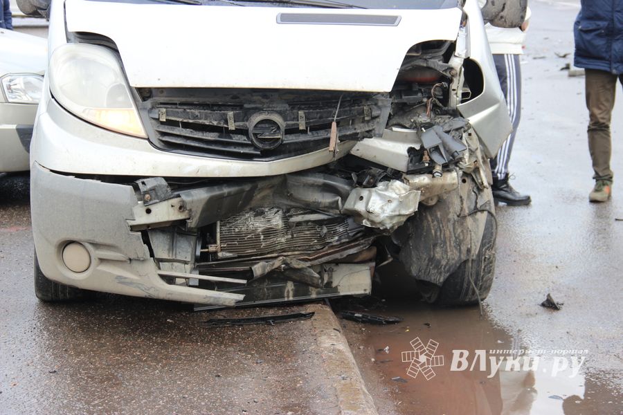 Серьёзное ДТП произошло в Великих Луках (ФОТО)