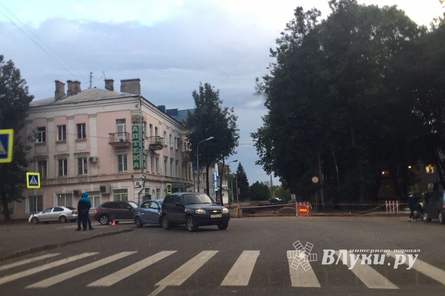 В Великих Луках произошло ДТП с двумя «Шевроле» (ФОТО)