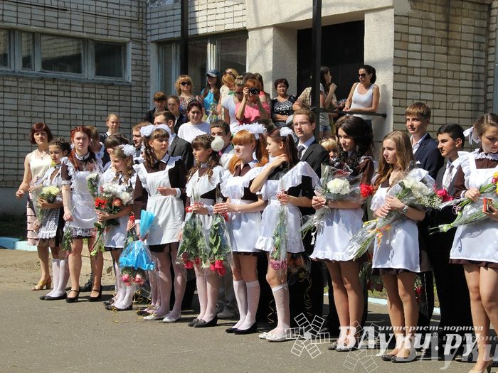 В Великих Луках прозвенели «Последние звонки»