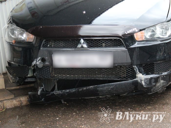 В Великих Луках автомобиль протаранил ограждение и «припарковался» на остановке (ФОТО)