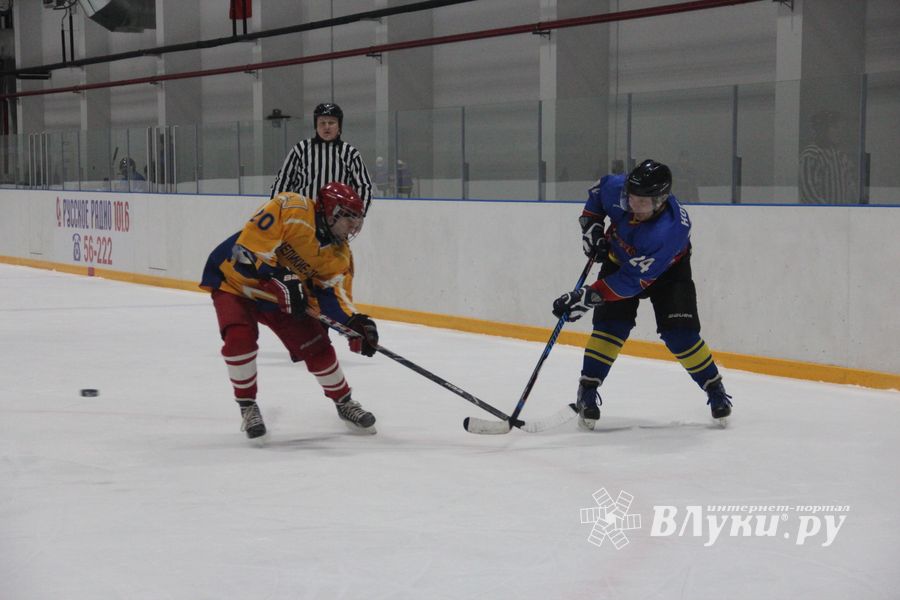 Два зоккейных матча прошли в Великих Луках в рамках Чемпионата города (ФОТО)