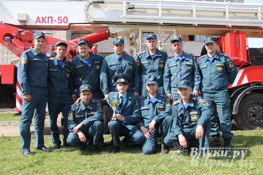 В Великих Луках прошли соревнования пожарных расчетов (фото)