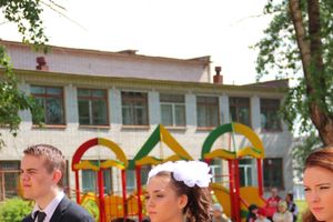 В Великих Луках прозвенели «последние» звонки (ФОТО)