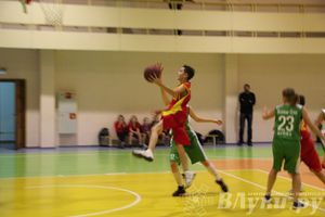 Интересный баскетбольный матч прошел в Великих Луках (фото)