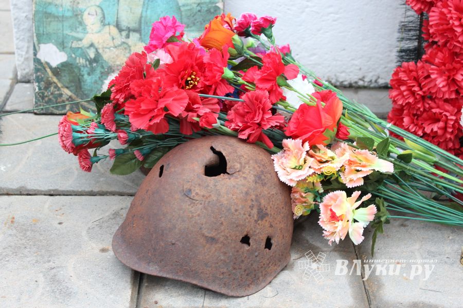 Родственники погибших солдат приняли участие в возложении цветов в Великих Луках