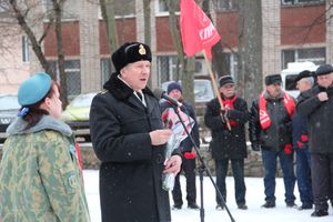 Великолучане почтили память героев-десантников