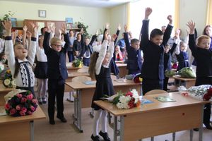 1 сентября в школах Великих Лук прошли Торжественные линейки (ФОТО)