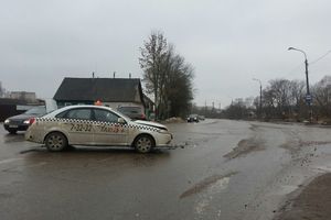 Фотофакт: ​В Великих Луках столкнулись Пежо и такси 