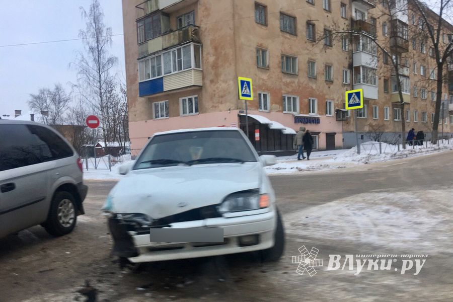 ФОТОФАКТ: Очередное ДТП в Великих Луках