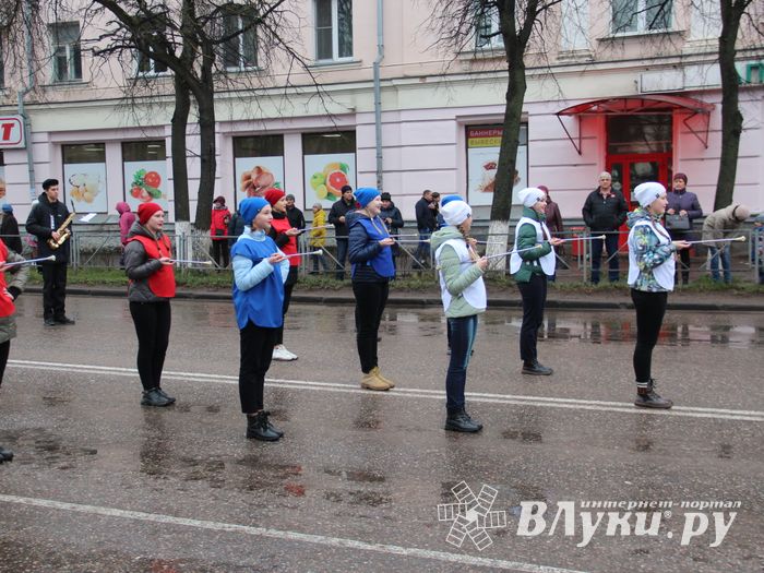 В Великих Луках прошло праздничное шествие (ФОТО)