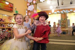 Юные великолучане поздравили мам и бабушек с помощью Золушки (ФОТО)