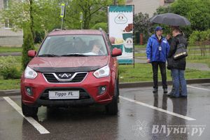 В Великих Луках прошла «Весенняя автоярмарка Великие Луки — 2015» (фото)