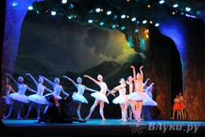 Московский театр «Корона Русского Балета» представил великолучанам балет «Лебединое озеро»