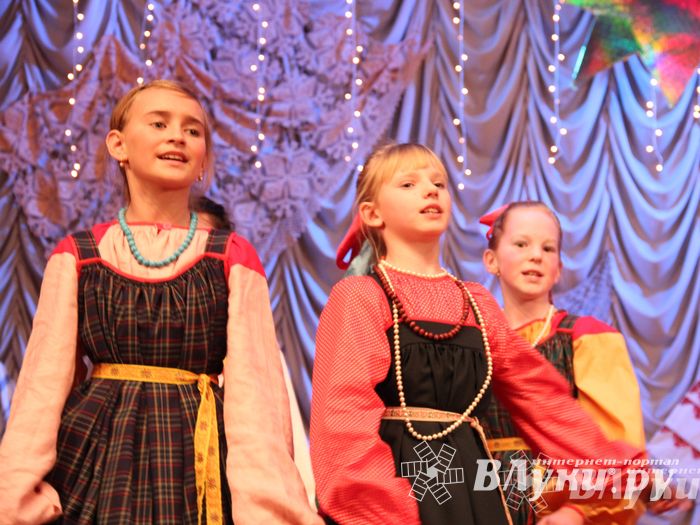 Рождественский концерт ансамбля «Заряница» прошел в Великих Луках (фото)