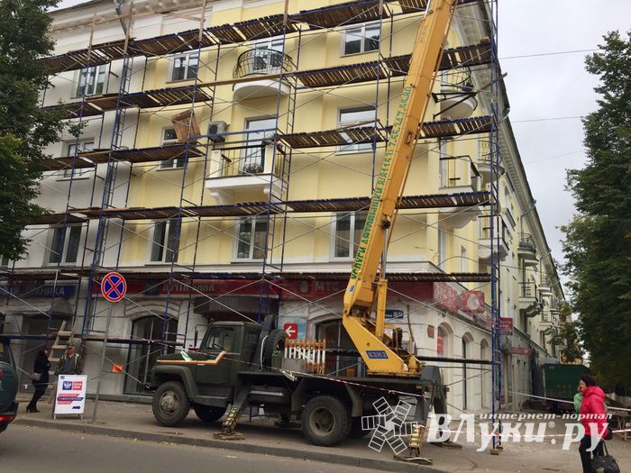 Из-за ремонта фасадов в Великих Луках перекрыли тротуары (ФОТО)