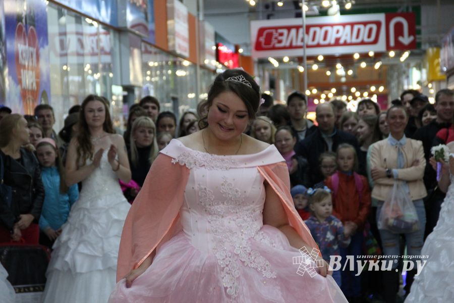 В Великих Луках бегали невесты (ФОТО)