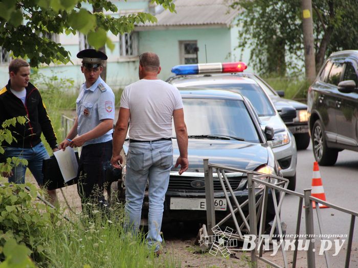 ДТП возле бани «Каменка» в Великих Луках (ФОТО)