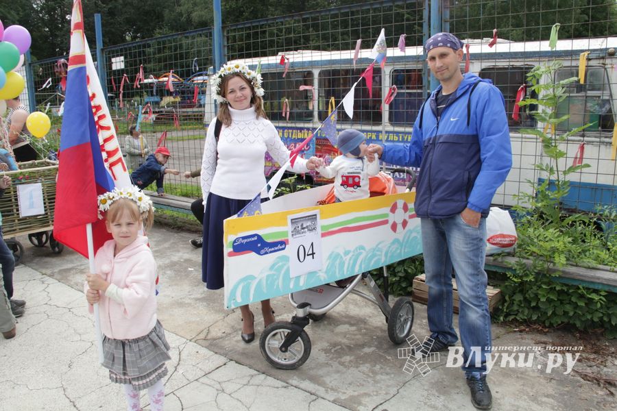 «Парад детских колясок» в День семьи, любви и верности (ФОТО)