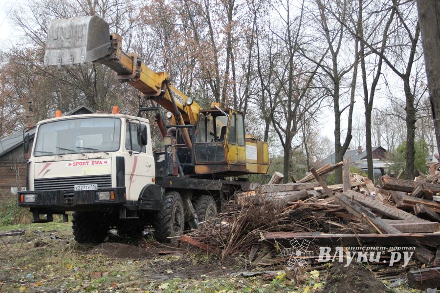 В Великих Луках сносят барак (ФОТО)