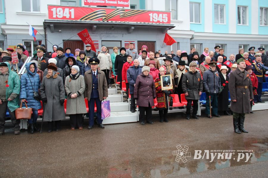 В Великих Луках прошел Парад Победы (ФОТО)