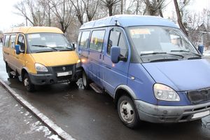 На проспекте Гагарина маршрутки не поделили остановку (ФОТО)