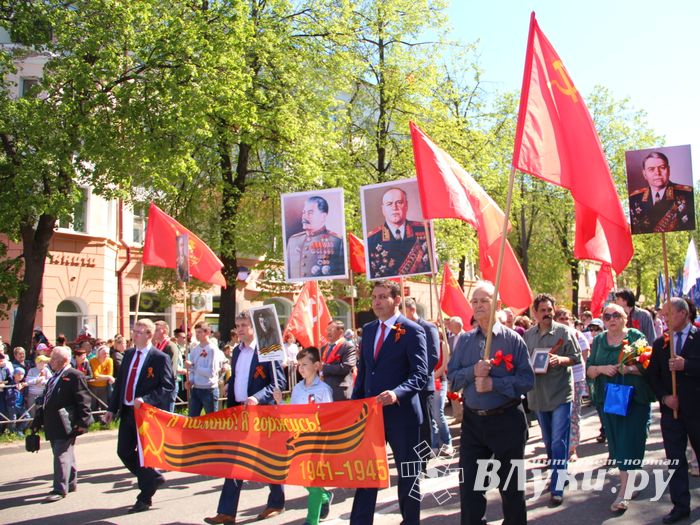 По центральному проспекту Великих Лук прошёл  «Бессмертный полк» (0+) (ФОТО)