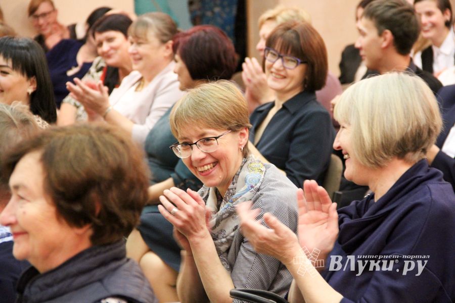 Великолукским учителям признались в любви (ФОТО)