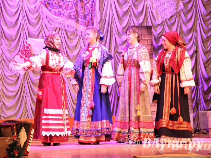 Рождественский концерт ансамбля «Заряница» прошел в Великих Луках (фото)