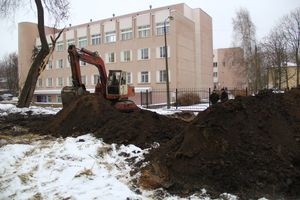 Возле железнодорожной поликлиники ликвидируют прорыв канализации (ФОТО)