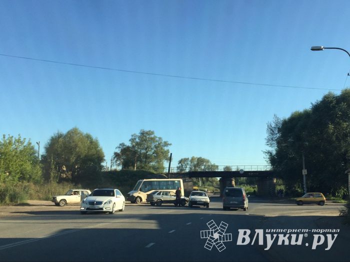 Две легковушки столкнулись в Великих Луках (ФОТО)