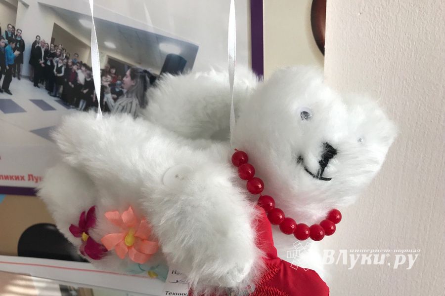 В школе №13 проходит выставка творческих работ учащихся (ФОТО)