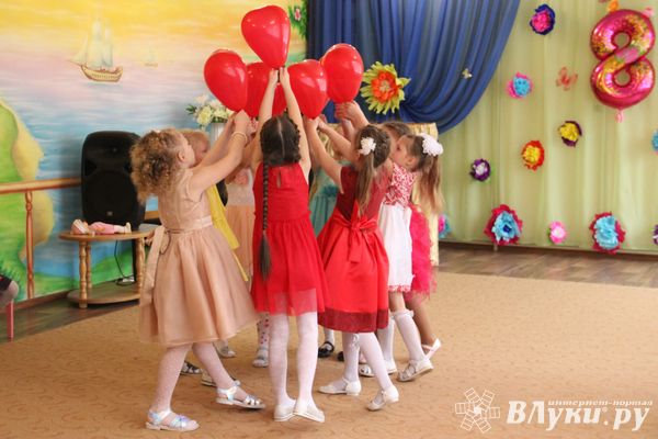 В детских садах Великих Лук проходят утренники к 8 марта (ФОТО)