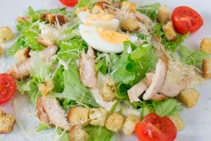 Давно известно: даме в праздник у плиты не место