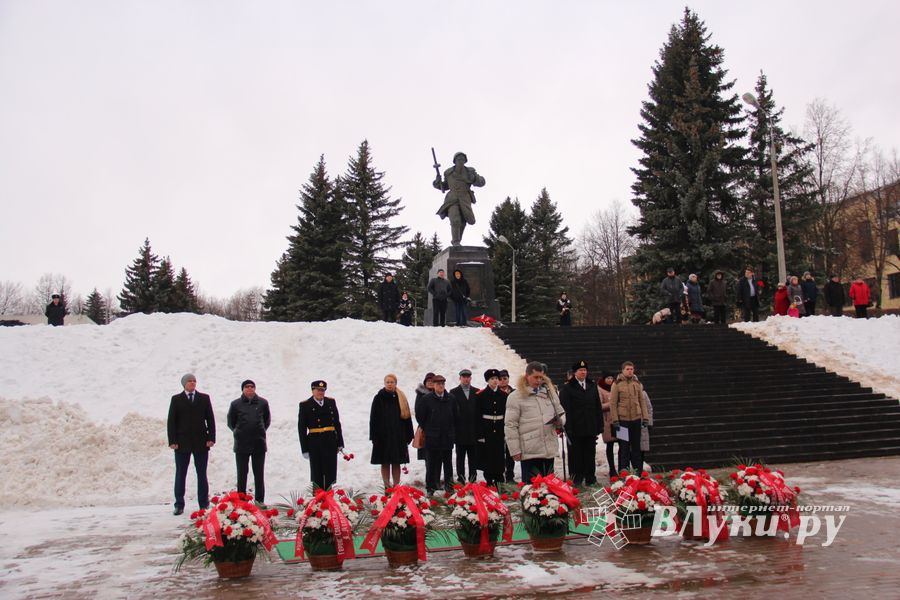 У Вечного огня в Великих Луках прошёл торжественный митинг (фото)
