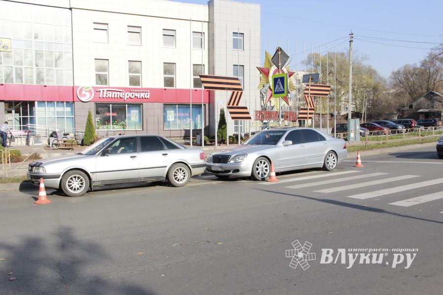 ​Водителя «Мерседеса» в Великих Луках подвела реакция (ФОТО)