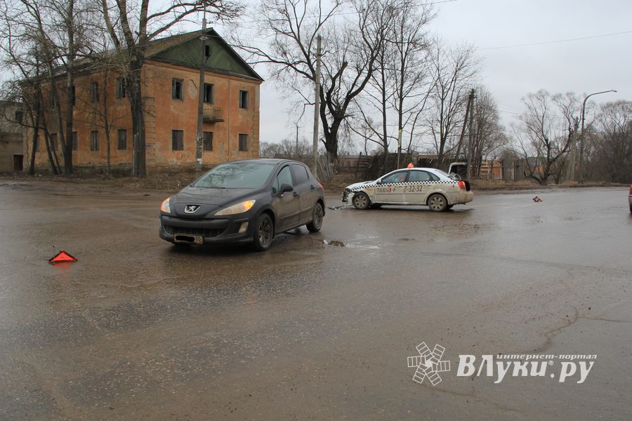 Фотофакт: ​В Великих Луках столкнулись Пежо и такси 