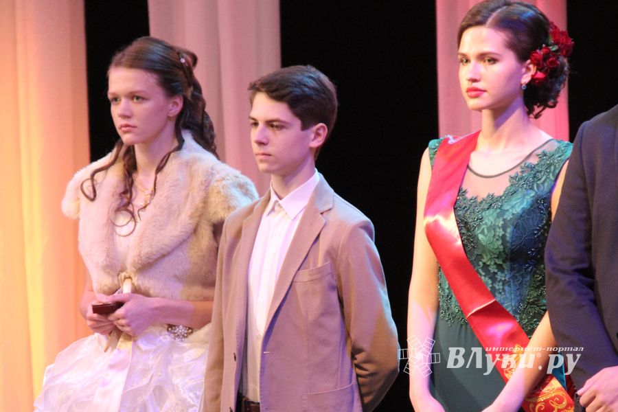 В Великих Луках выпускникам вручили медали «За особые успехи в учении» (ФОТО)