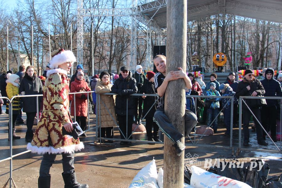 В Великих Луках широко отметили Масленицу (ФОТО)