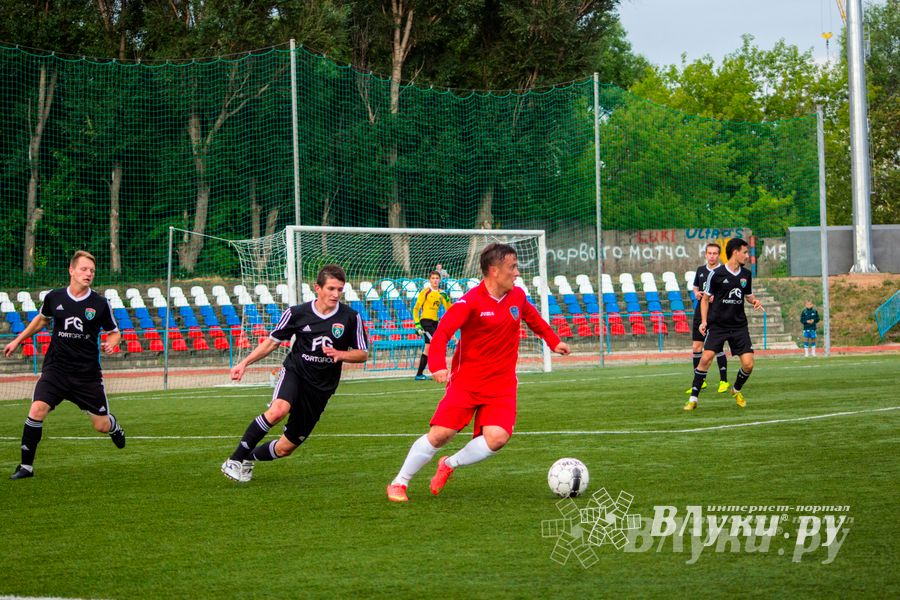Матчи по футболу в рамках Первенства России проходят в Великих Луках (фото)