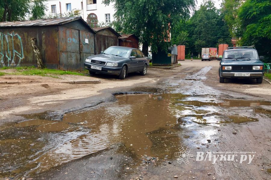 Великолучан беспокоит озеро во дворе дома (ФОТО)