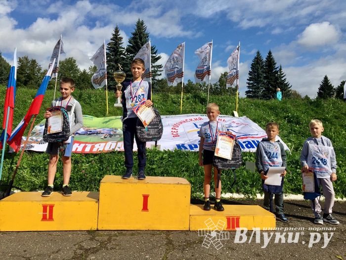 В Великих Луках стартовал Всероссийский день бега «Кросс нации-2017» (ФОТО)