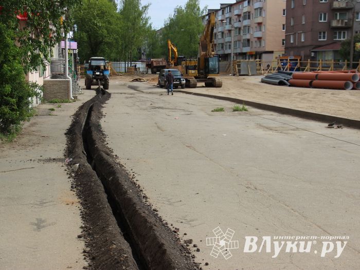 На площади Калинина убирают лишние деревья (ФОТО)