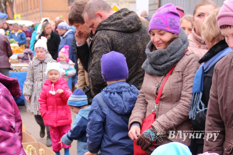 В Великих Луках проходит Весенняя ярмарка