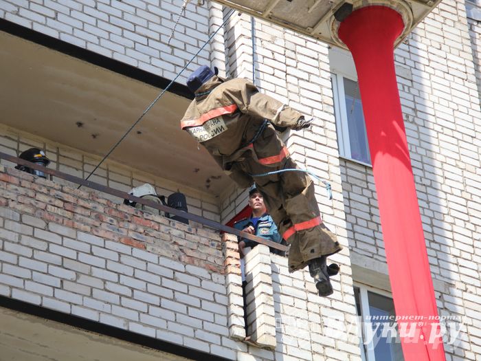 В Великих Луках прошли соревнования пожарных расчетов