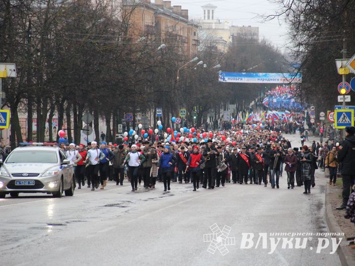 В Великих Луках прошло праздничное шествие (ФОТО)