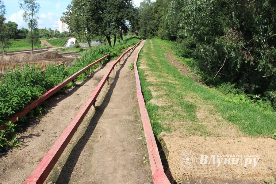 Совсем скоро великолучане смогут гулять по деревянным дорожкам Крепости (ФОТО)