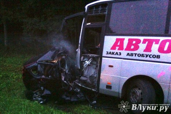 На трассе Санкт-Петербург-Невель столкнулись Ниссан и автобус МАН - 1 человек погиб (фото) 