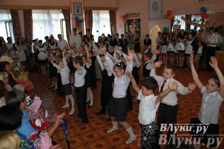 В Великих Луках прозвенели «Последние звонки»