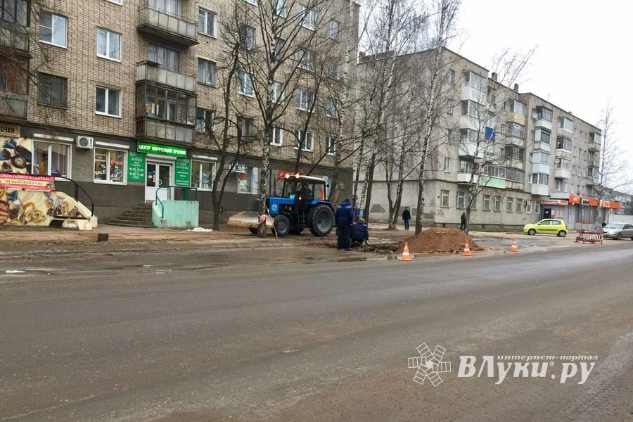 На ул. Дьяконова вскрыто дорожное полотно (ФОТО)